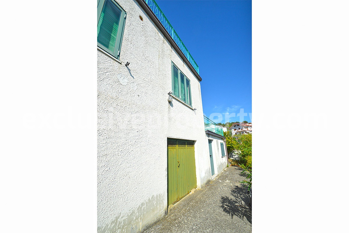 Country house with terrace and land for sale in Roccascalegna - Abruzzo - Italy