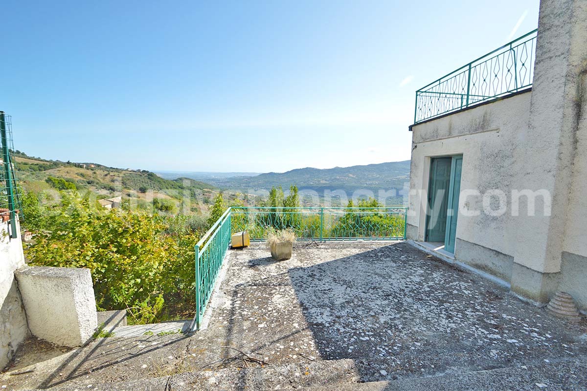 Country house with terrace and land for sale in Roccascalegna - Abruzzo - Italy