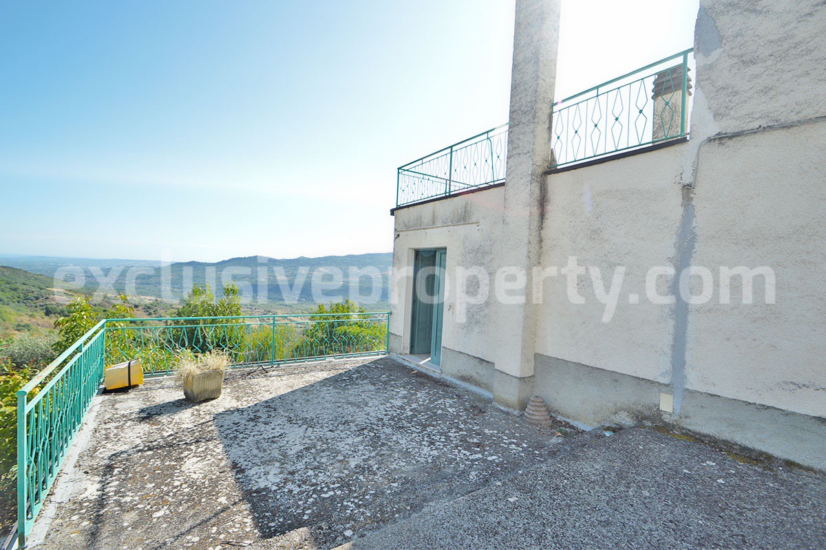 Country house with terrace and land for sale in Roccascalegna - Abruzzo - Italy