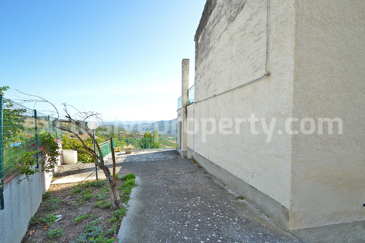 Country house with terrace and land for sale in Roccascalegna - Abruzzo - Italy