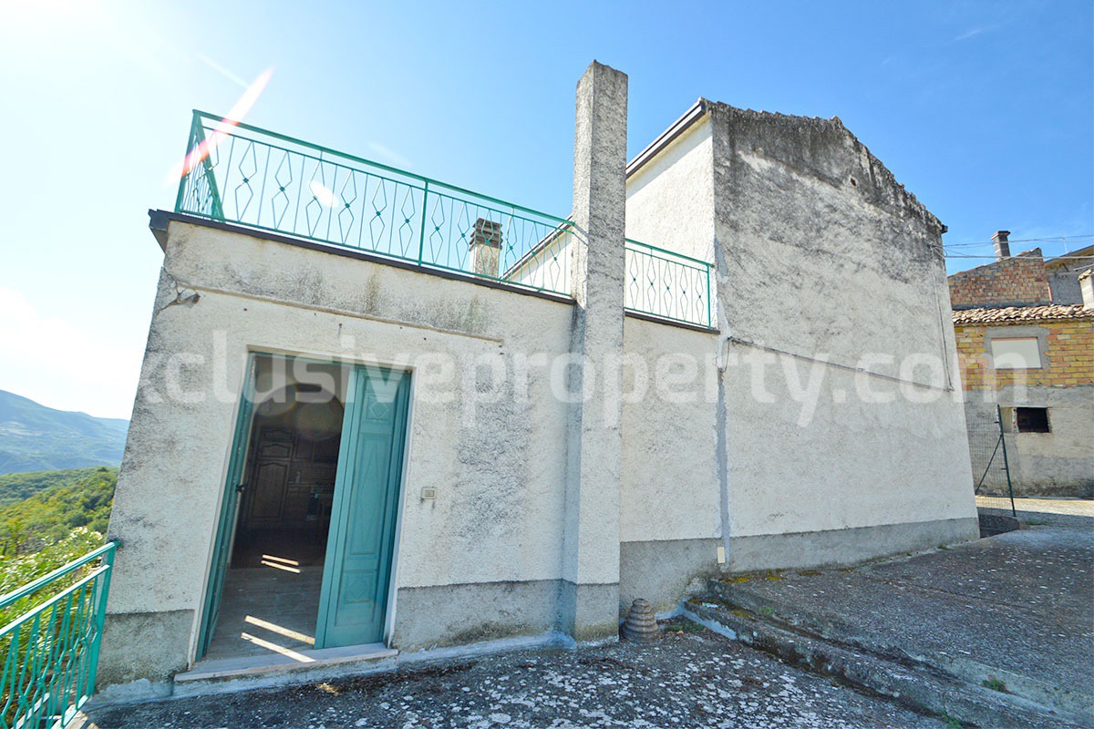 Country house with terrace and land for sale in Roccascalegna - Abruzzo - Italy