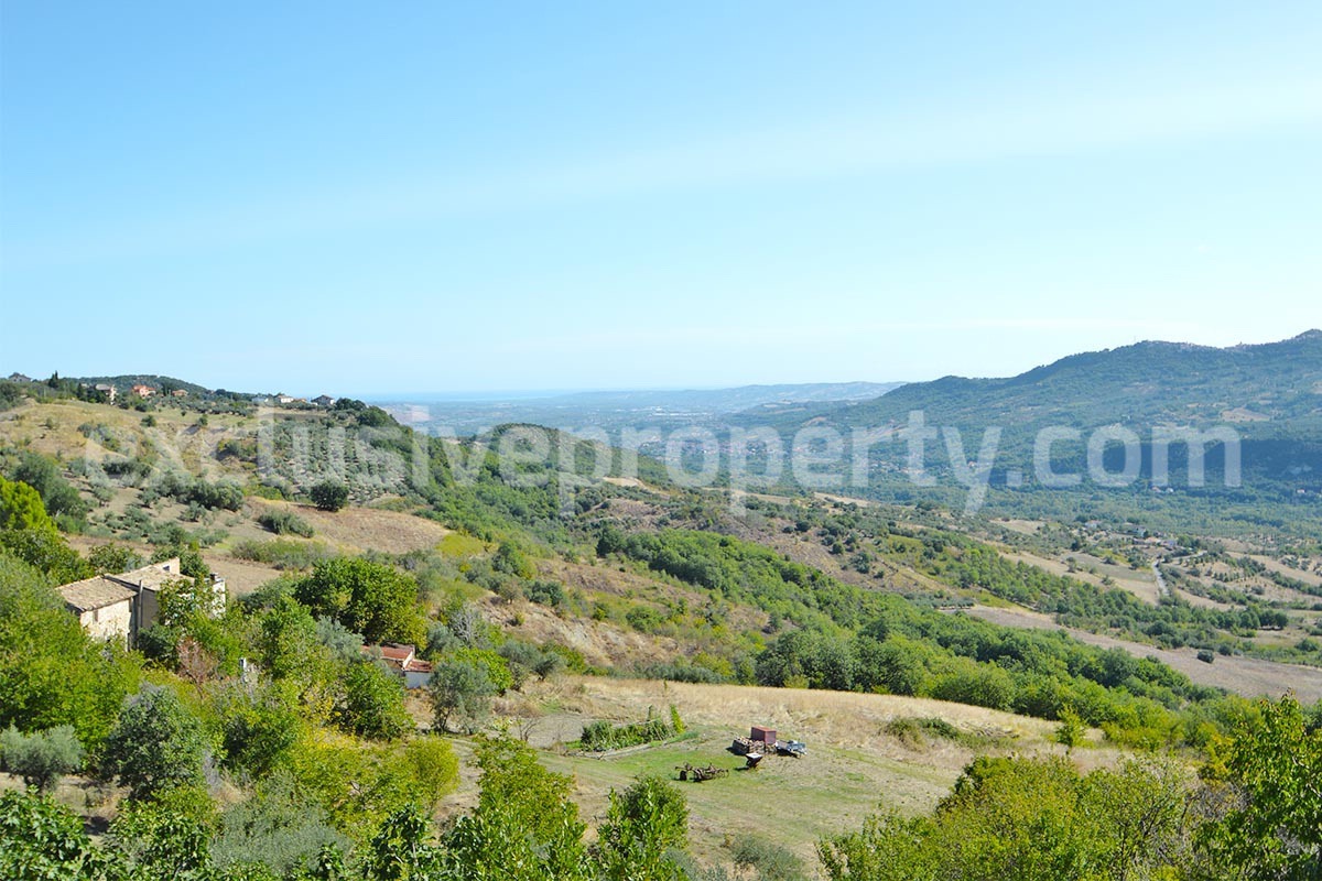 Country house with terrace and land for sale in Roccascalegna - Abruzzo - Italy