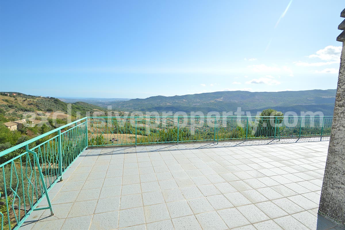 Country house with terrace and land for sale in Roccascalegna - Abruzzo - Italy