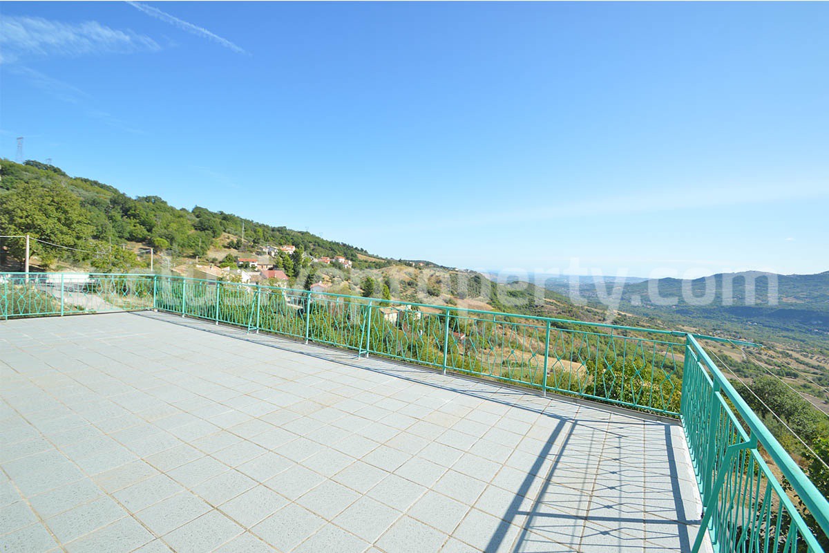 Country house with terrace and land for sale in Roccascalegna - Abruzzo - Italy