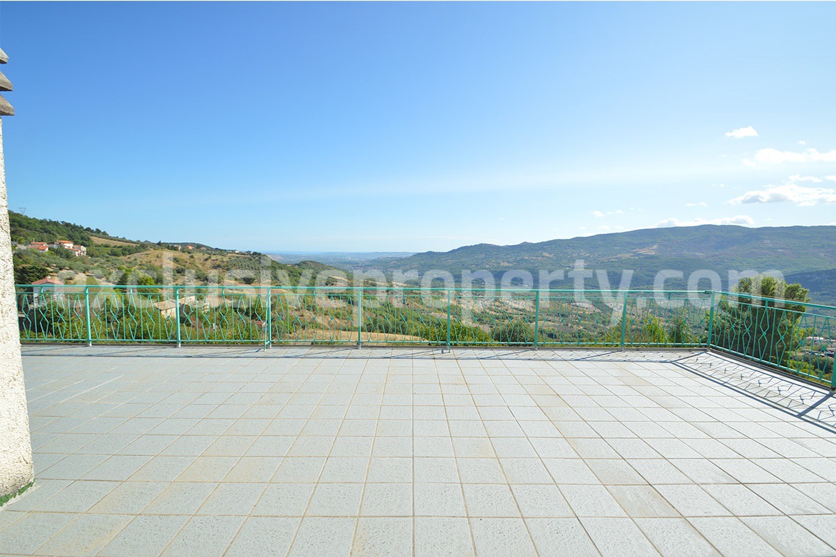 Country house with terrace and land for sale in Roccascalegna - Abruzzo - Italy