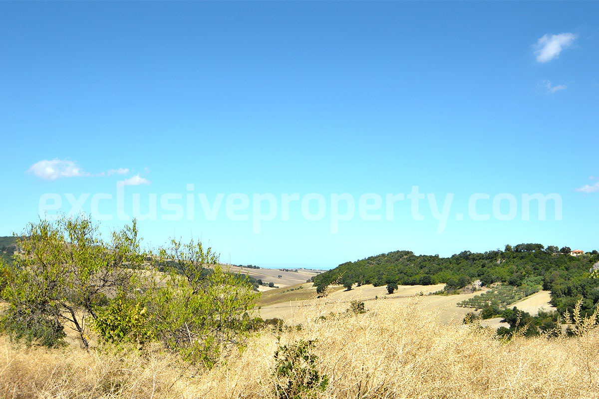Farmhouse with 11 hectares for sale in Molise in Italy - Suitable for horses