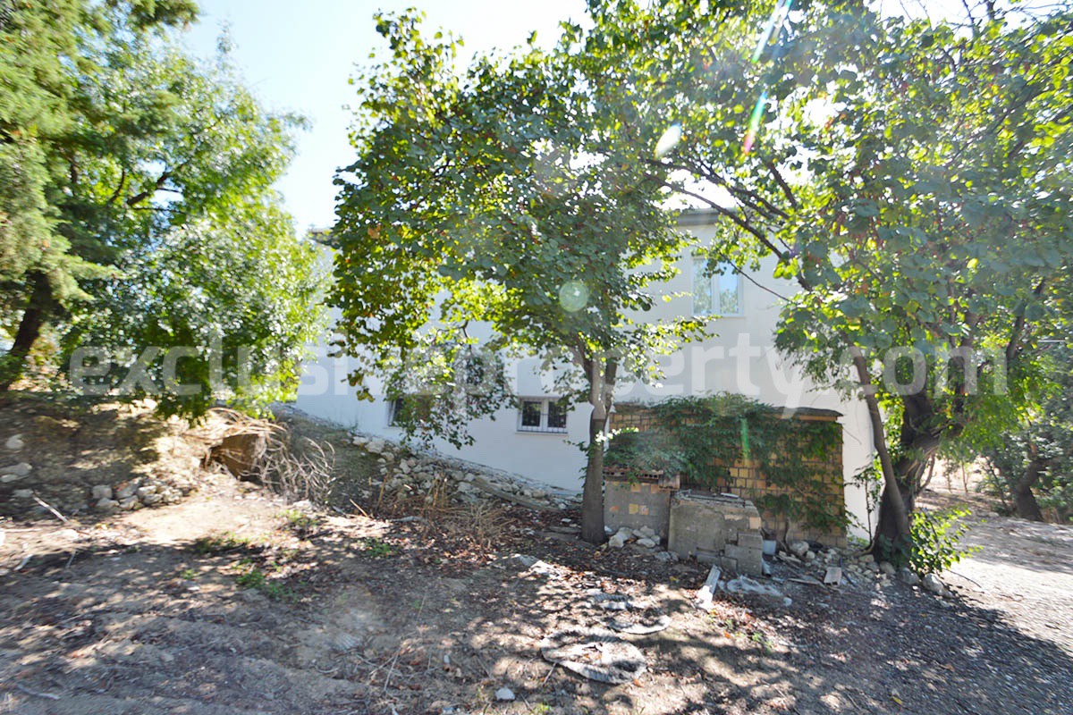 Farmhouse with 11 hectares for sale in Molise in Italy - Suitable for horses