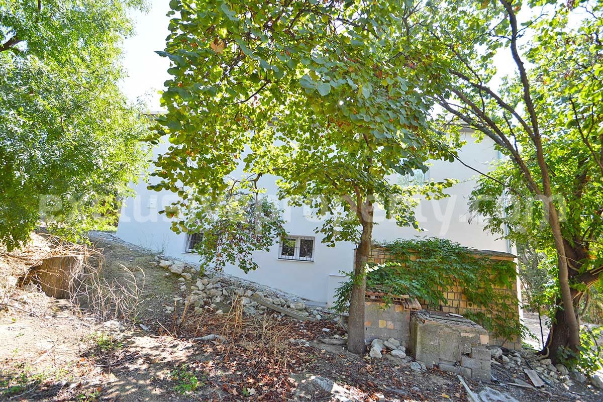 Farmhouse with 11 hectares for sale in Molise in Italy - Suitable for horses