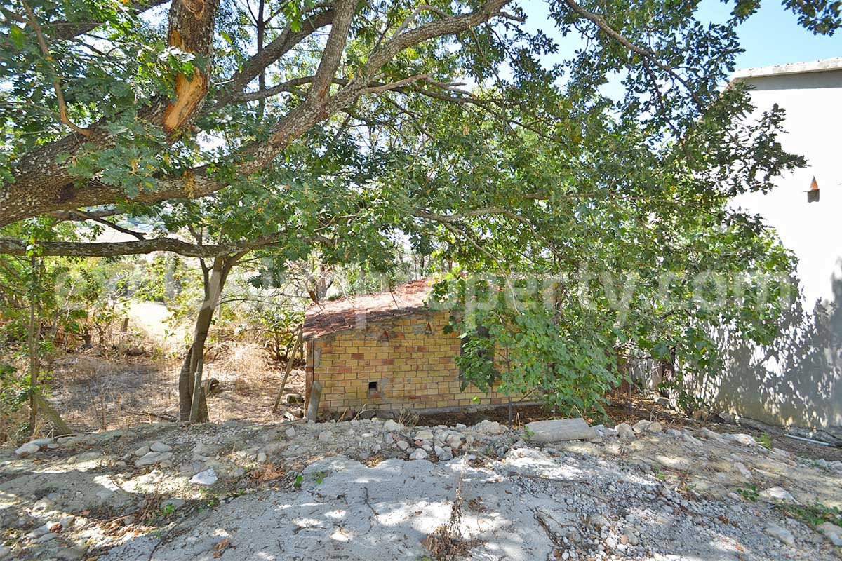 Farmhouse with 11 hectares for sale in Molise in Italy - Suitable for horses