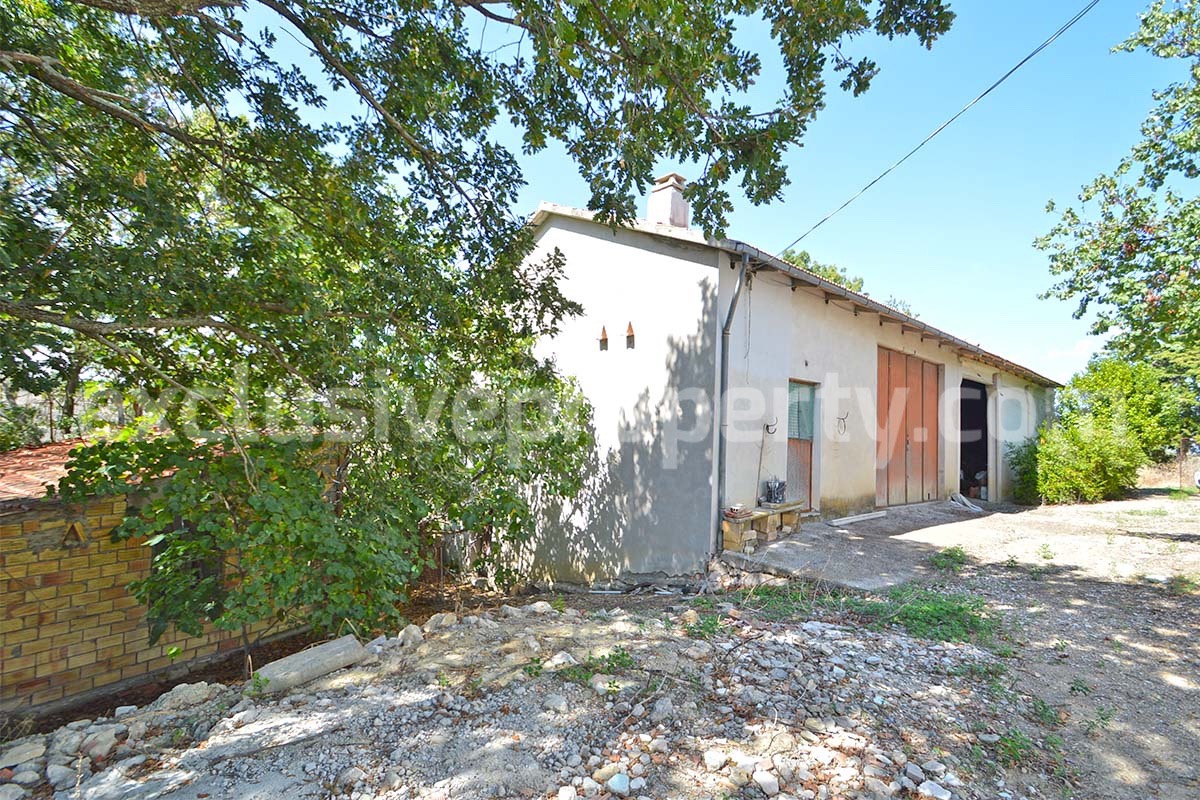 Farmhouse with 11 hectares for sale in Molise in Italy - Suitable for horses