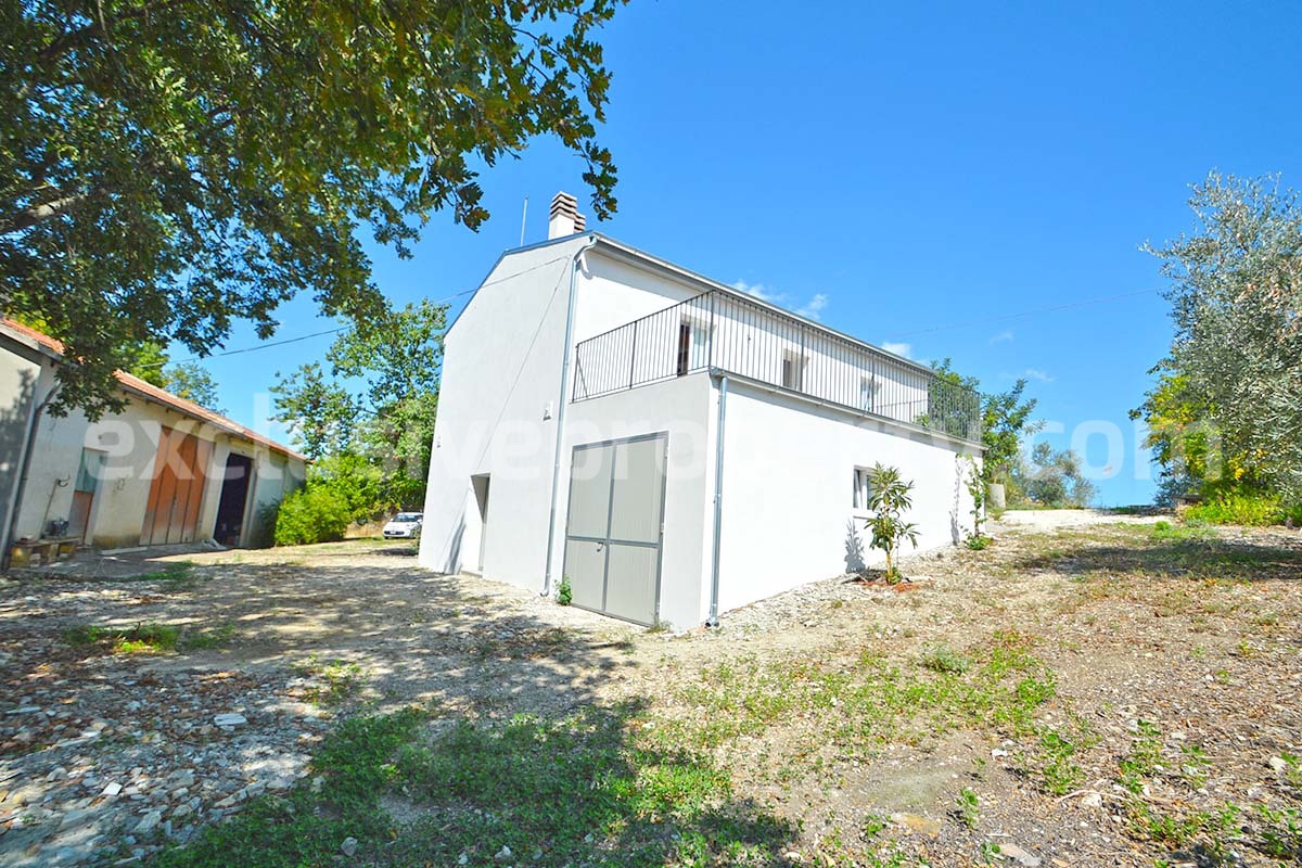 Farmhouse with 11 hectares for sale in Molise in Italy - Suitable for horses