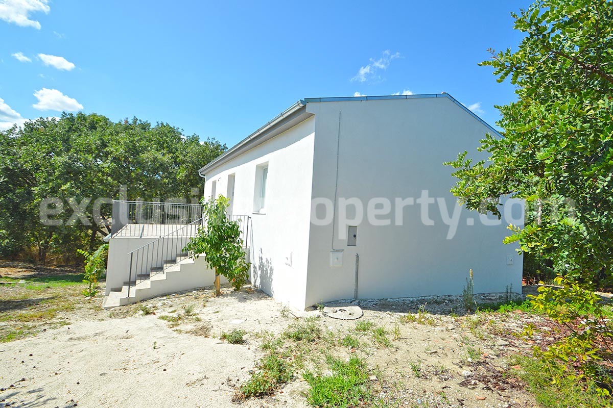 Farmhouse with 11 hectares for sale in Molise in Italy - Suitable for horses