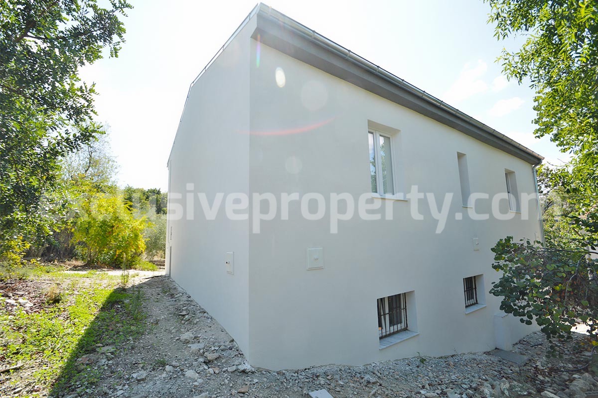 Farmhouse with 11 hectares for sale in Molise in Italy - Suitable for horses