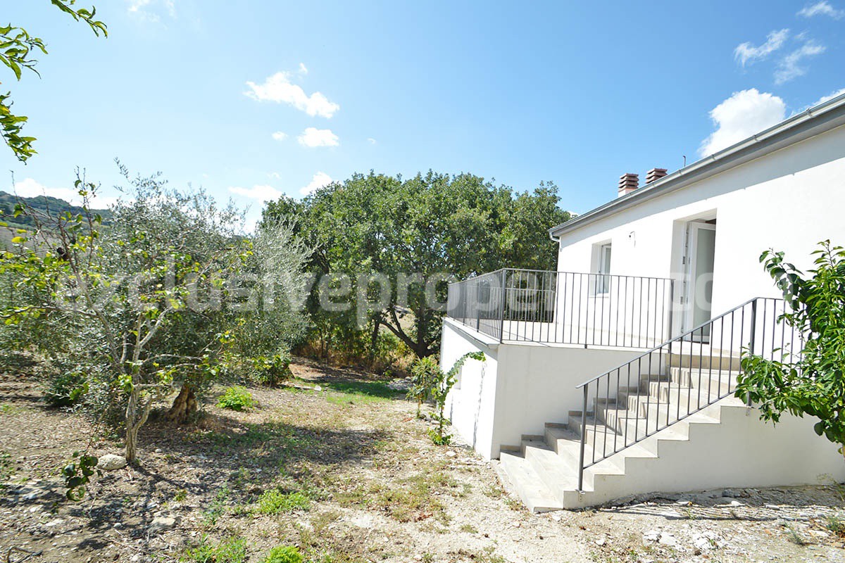 Farmhouse with 11 hectares for sale in Molise in Italy - Suitable for horses