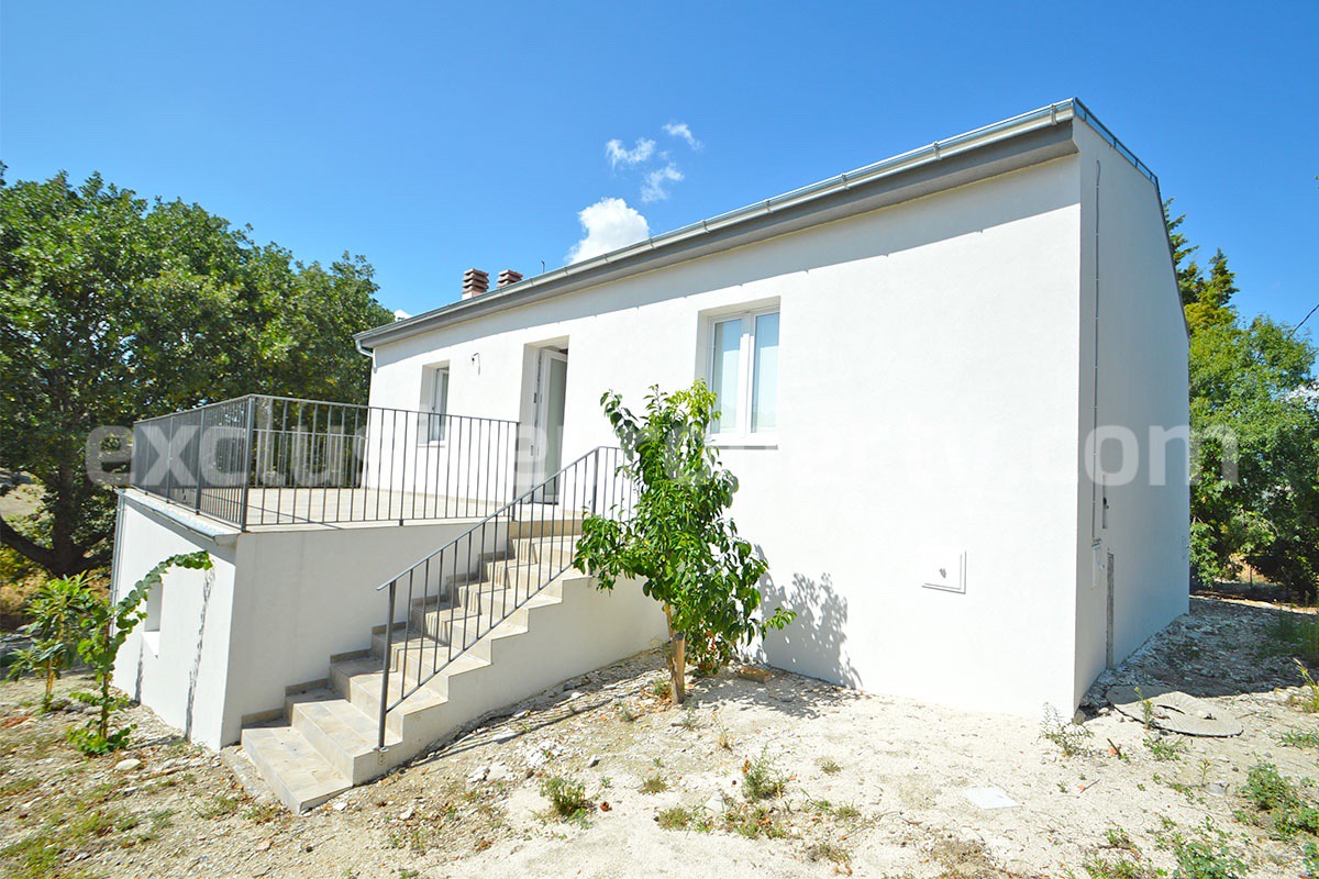 Farmhouse with 11 hectares for sale in Molise in Italy - Suitable for horses