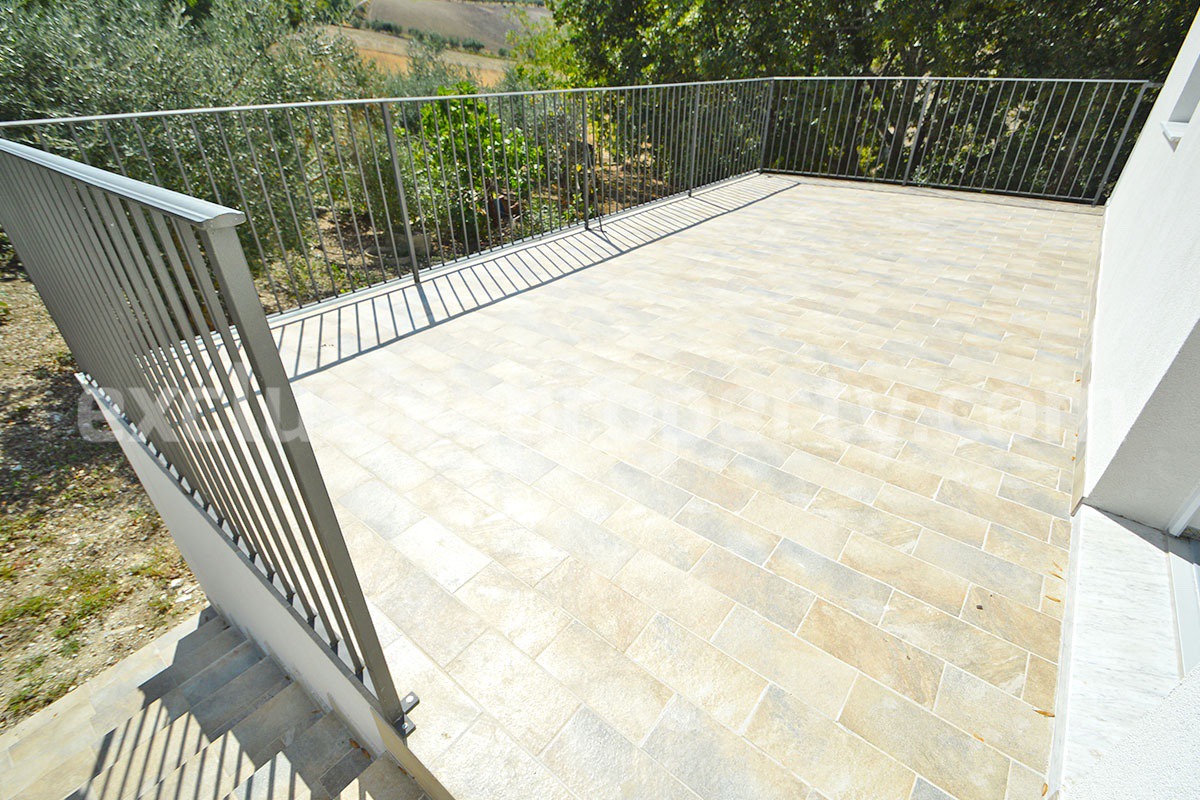 Farmhouse with 11 hectares for sale in Molise in Italy - Suitable for horses