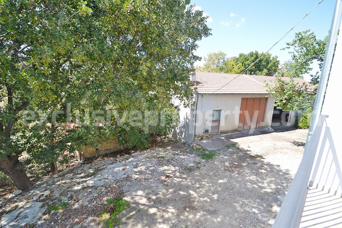 Farmhouse with 11 hectares for sale in Molise in Italy - Suitable for horses