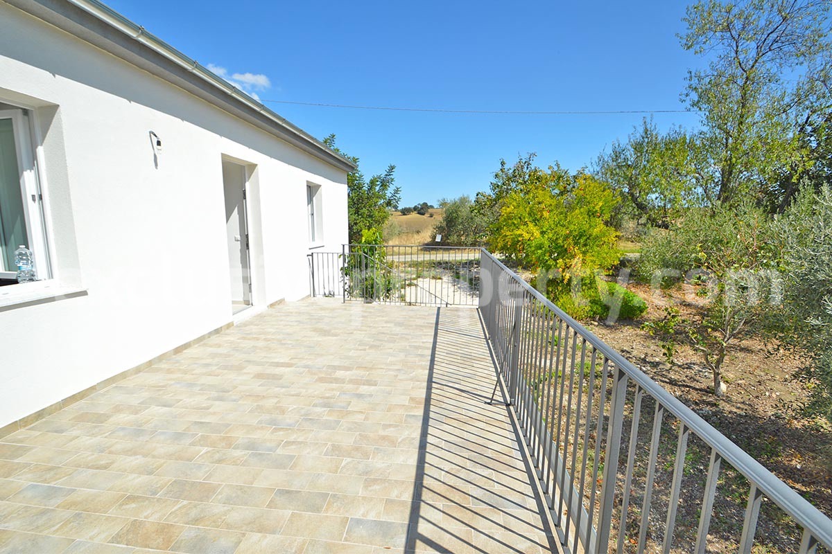 Farmhouse with 11 hectares for sale in Molise in Italy - Suitable for horses