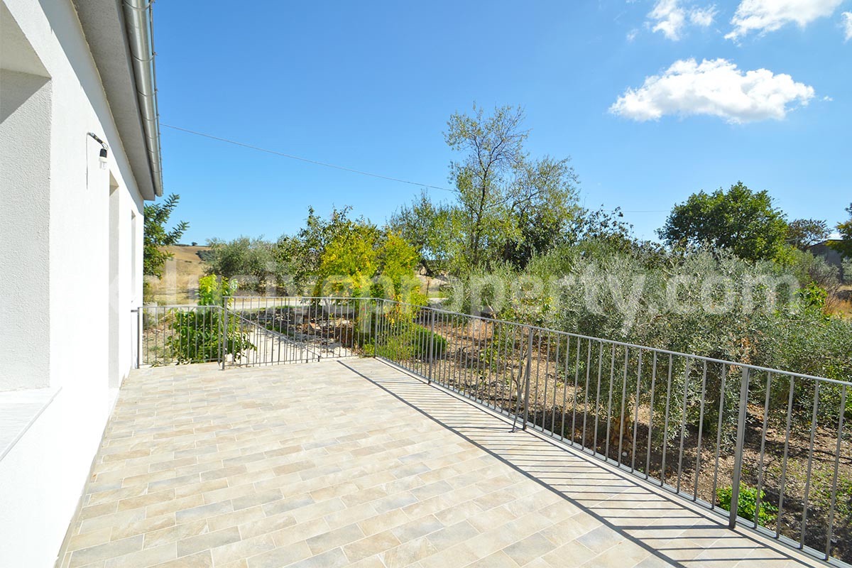 Farmhouse with 11 hectares for sale in Molise in Italy - Suitable for horses
