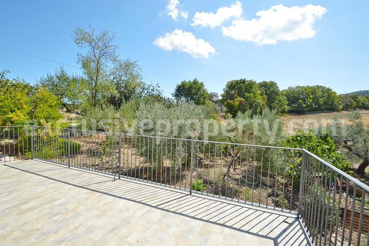 Farmhouse with 11 hectares for sale in Molise in Italy - Suitable for horses