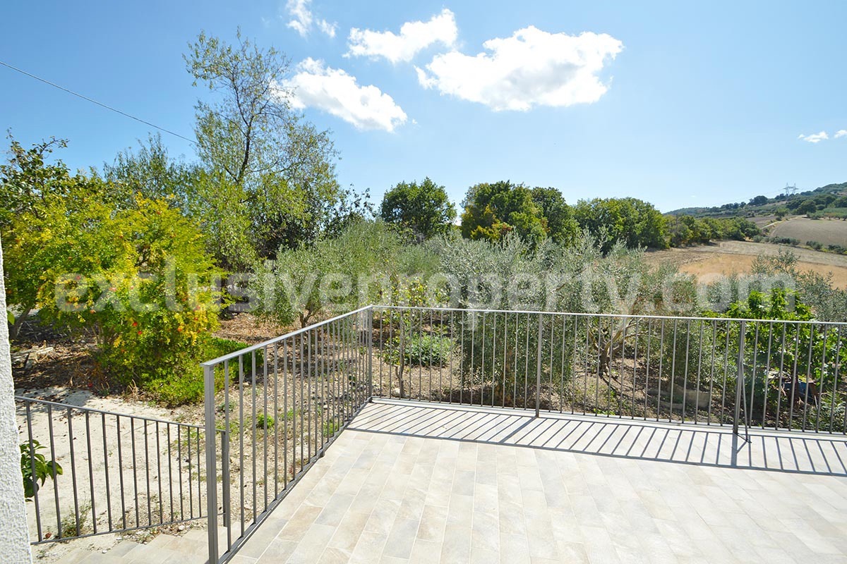 Farmhouse with 11 hectares for sale in Molise in Italy - Suitable for horses