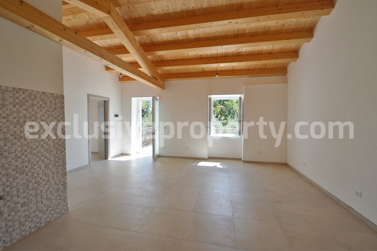 Farmhouse with 11 hectares for sale in Molise in Italy - Suitable for horses