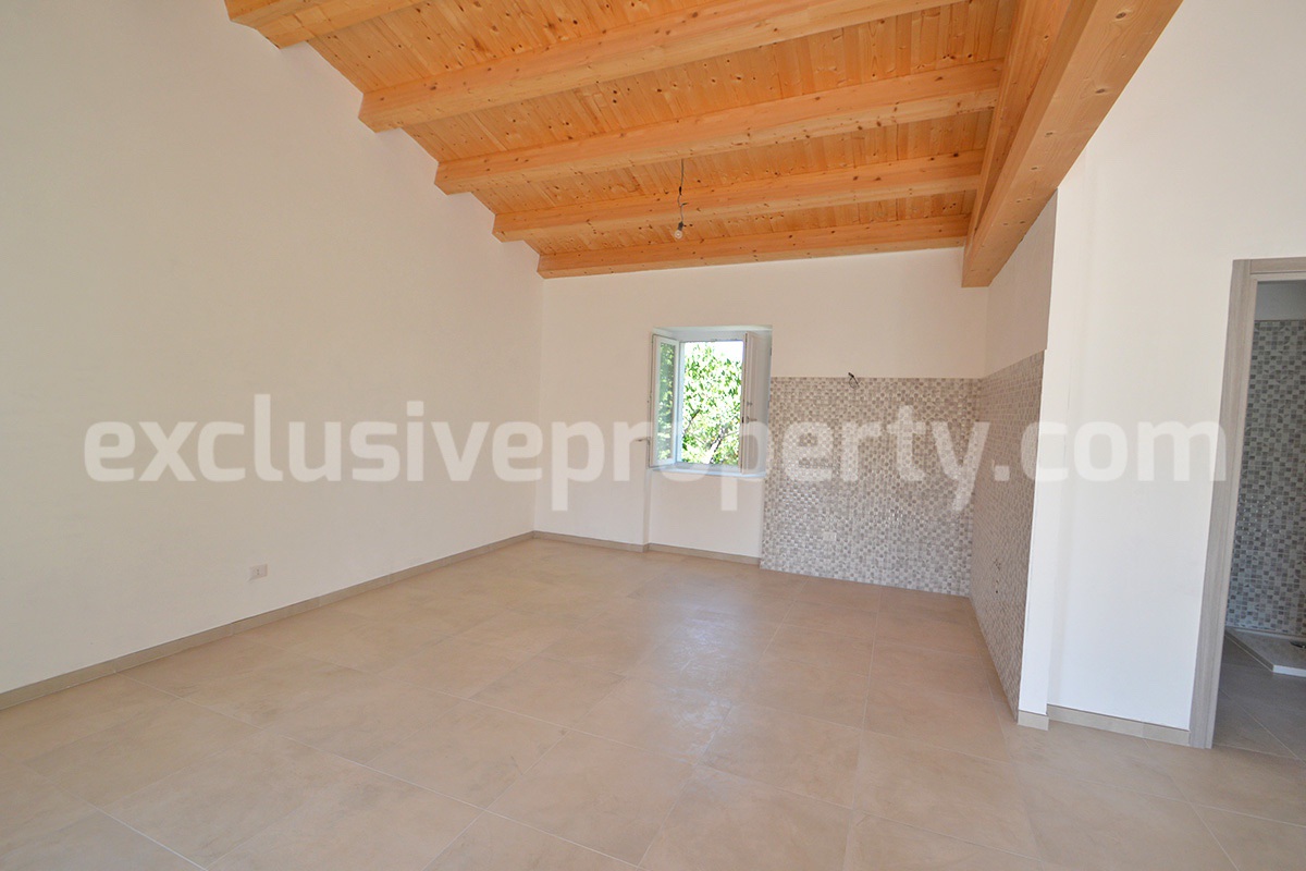 Farmhouse with 11 hectares for sale in Molise in Italy - Suitable for horses