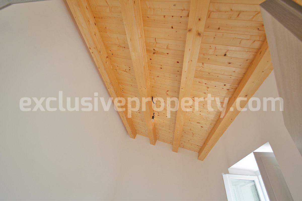 Farmhouse with 11 hectares for sale in Molise in Italy - Suitable for horses