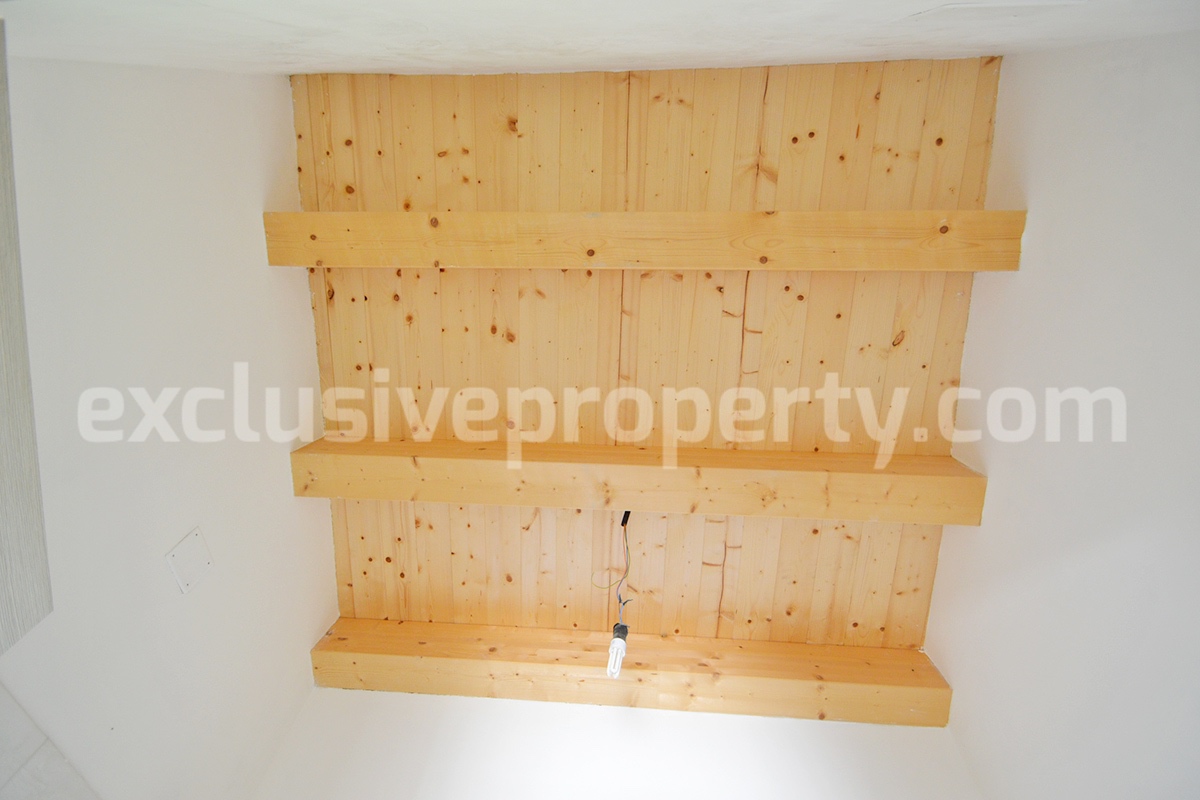 Farmhouse with 11 hectares for sale in Molise in Italy - Suitable for horses