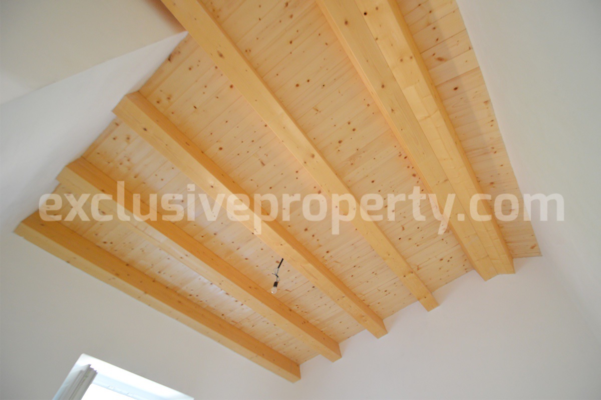 Farmhouse with 11 hectares for sale in Molise in Italy - Suitable for horses