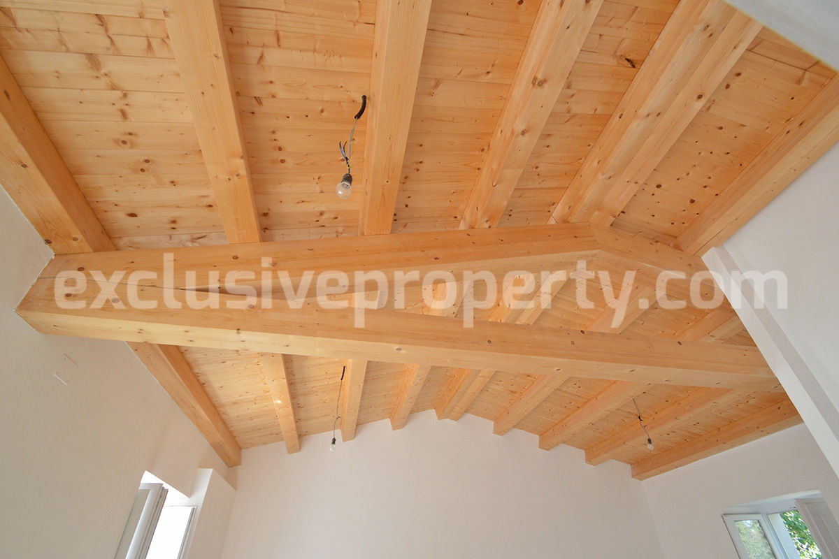 Farmhouse with 11 hectares for sale in Molise in Italy - Suitable for horses