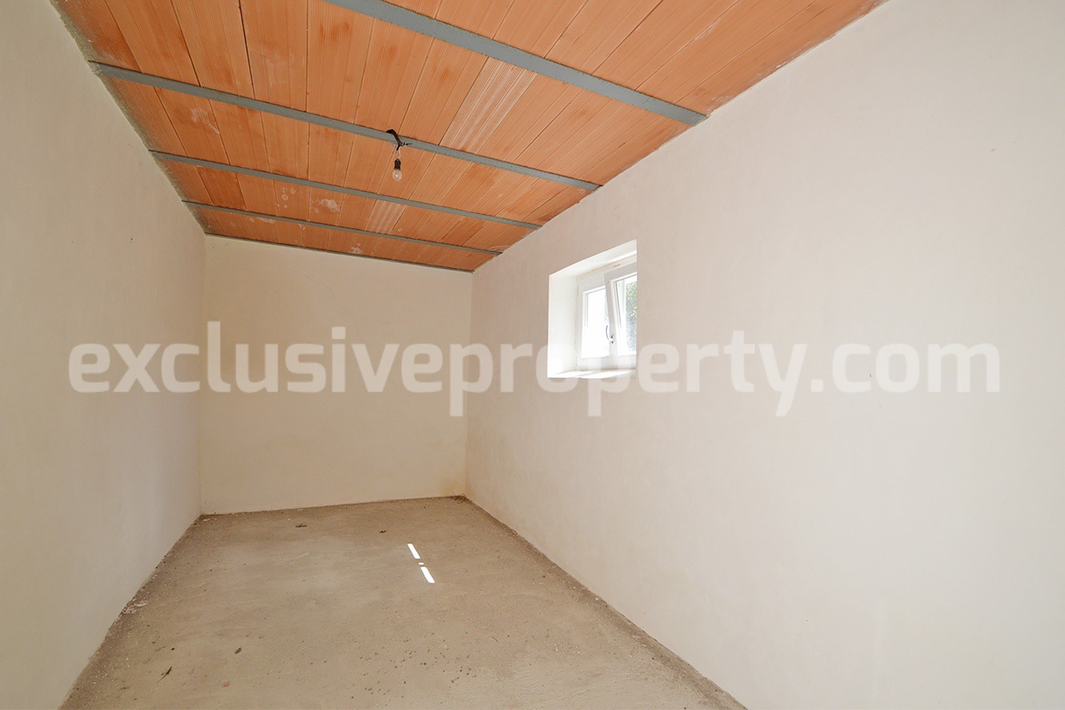 Farmhouse with 11 hectares for sale in Molise in Italy - Suitable for horses