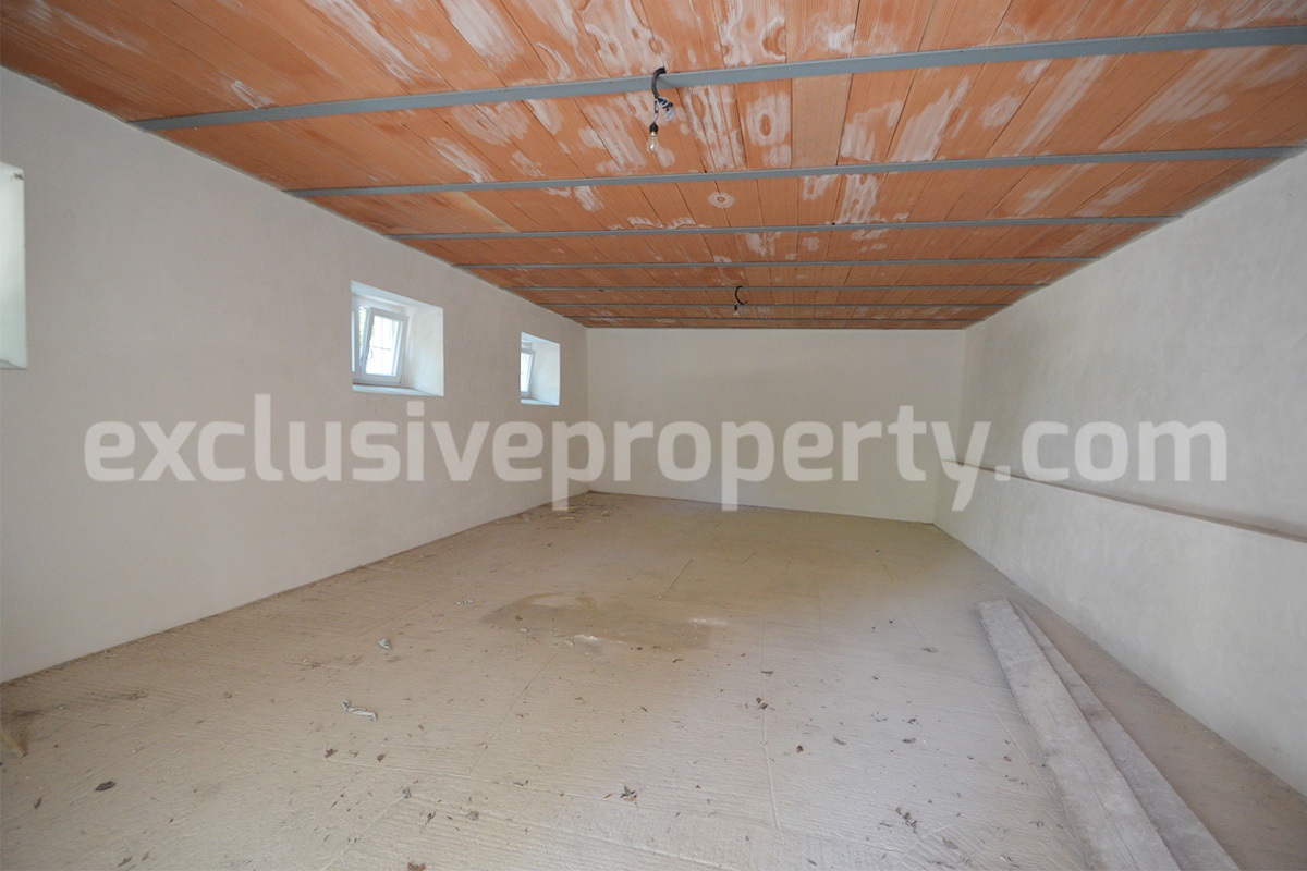 Farmhouse with 11 hectares for sale in Molise in Italy - Suitable for horses