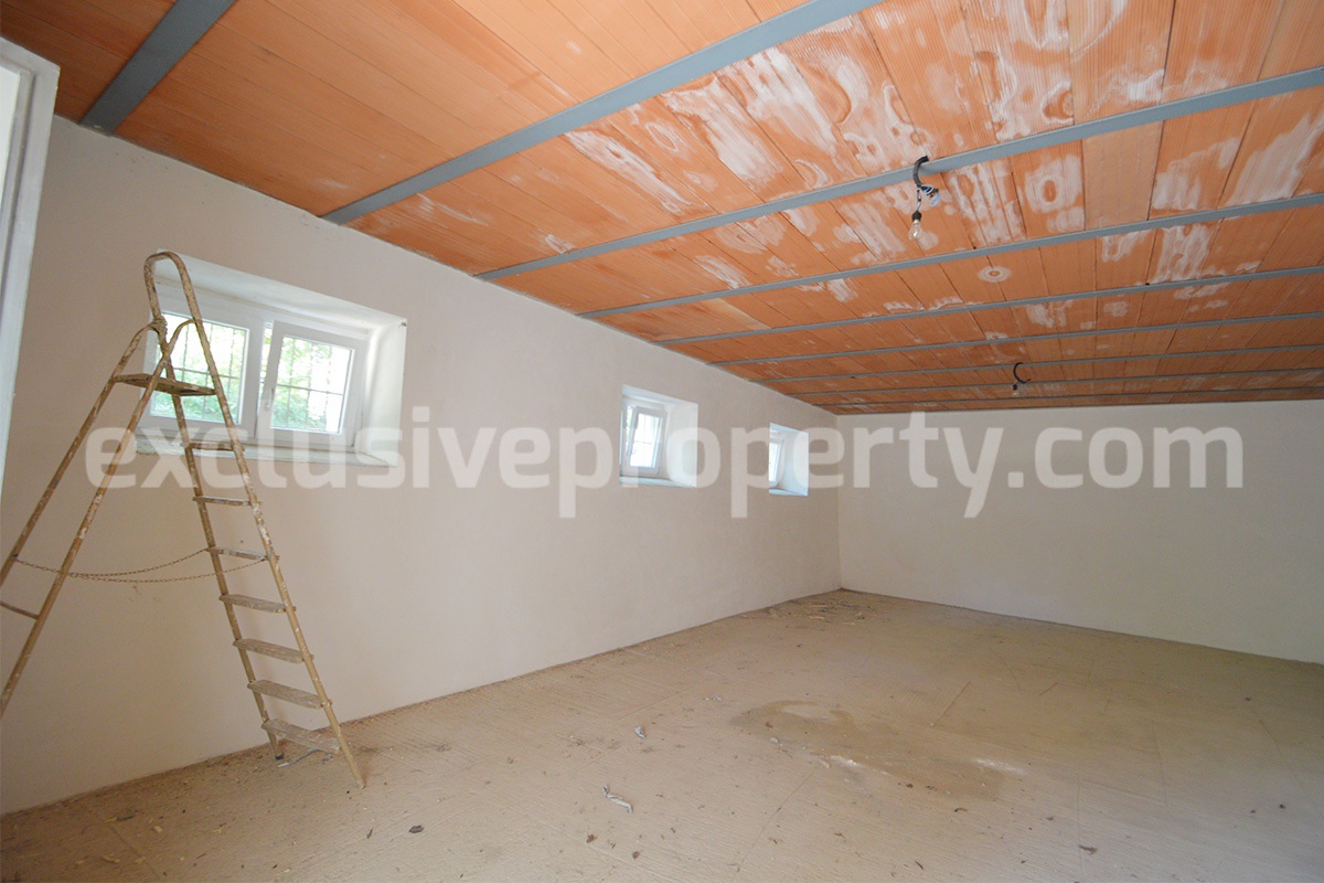 Farmhouse with 11 hectares for sale in Molise in Italy - Suitable for horses