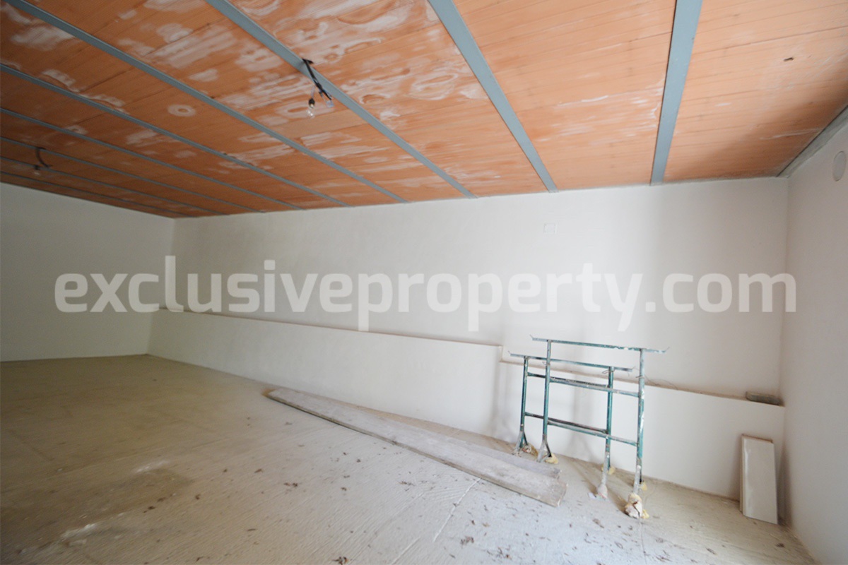 Farmhouse with 11 hectares for sale in Molise in Italy - Suitable for horses