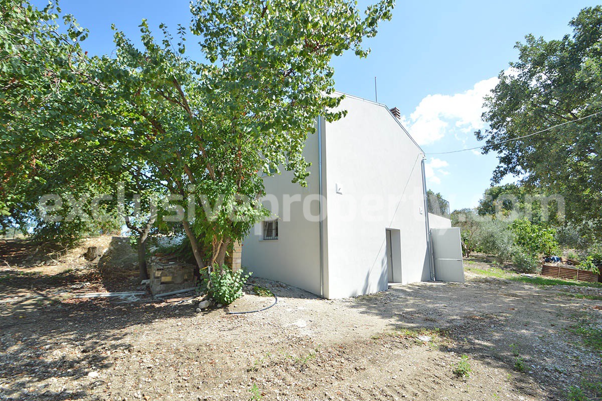 Farmhouse with 11 hectares for sale in Molise in Italy - Suitable for horses