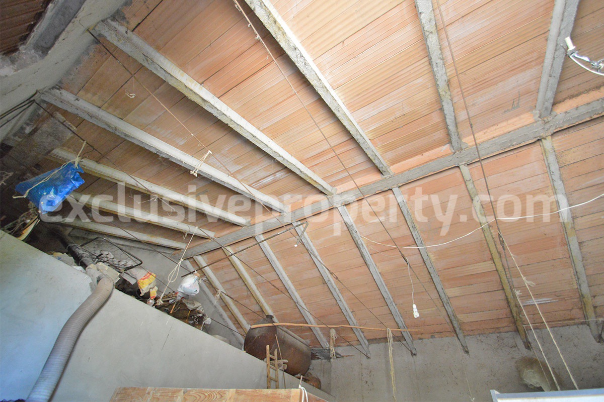 Farmhouse with 11 hectares for sale in Molise in Italy - Suitable for horses