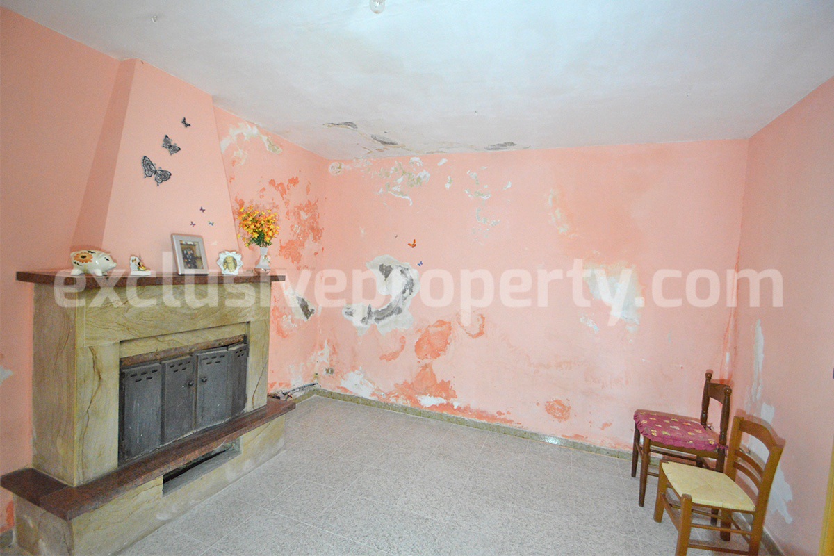 Ancient stone house with outdoor space and panoramic views for sale in Abruzzo - Italy