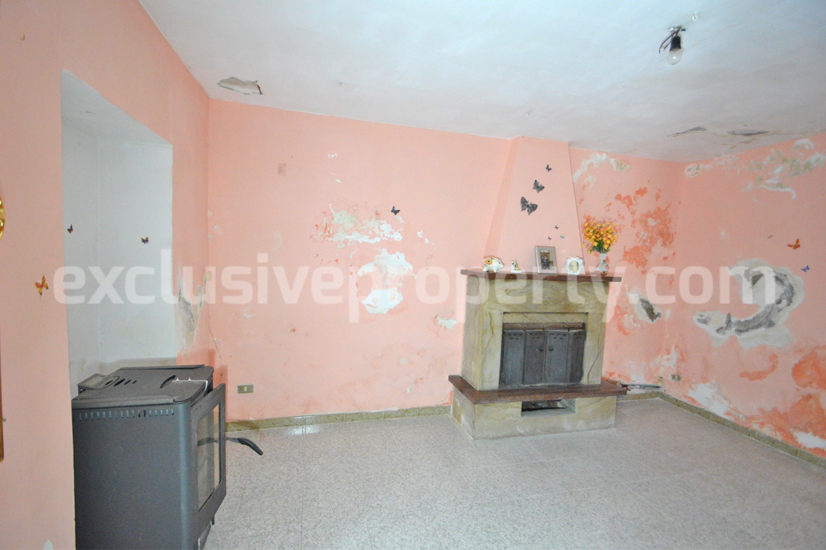 Ancient stone house with outdoor space and panoramic views for sale in Abruzzo - Italy