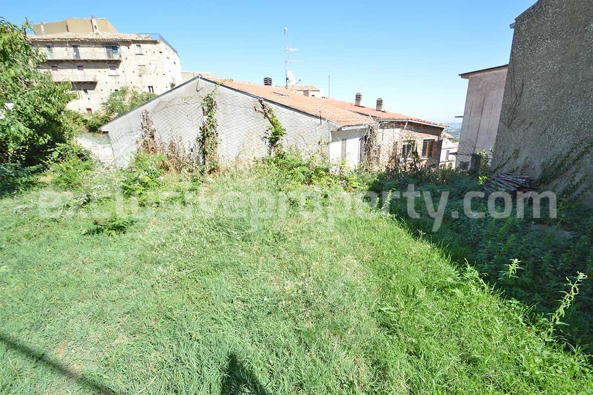 Cozy furnished town house with garden for sale in Castelmauro - Molise - ready to move in
