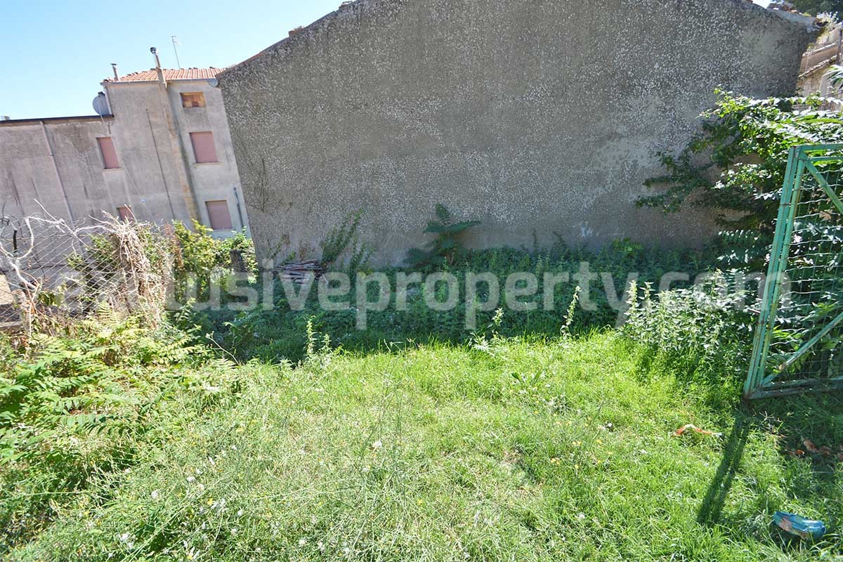 Cozy furnished town house with garden for sale in Castelmauro - Molise - ready to move in