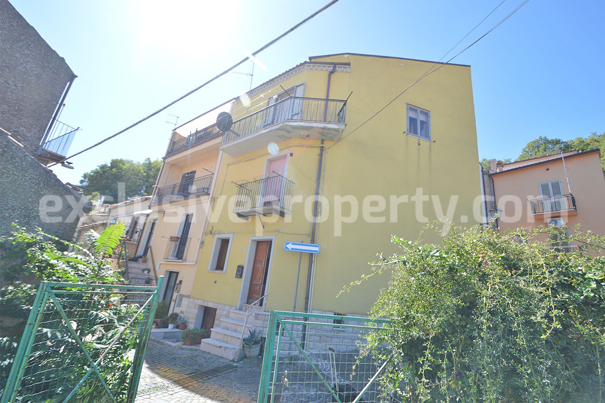 Cozy furnished town house with garden for sale in Castelmauro - Molise - ready to move in