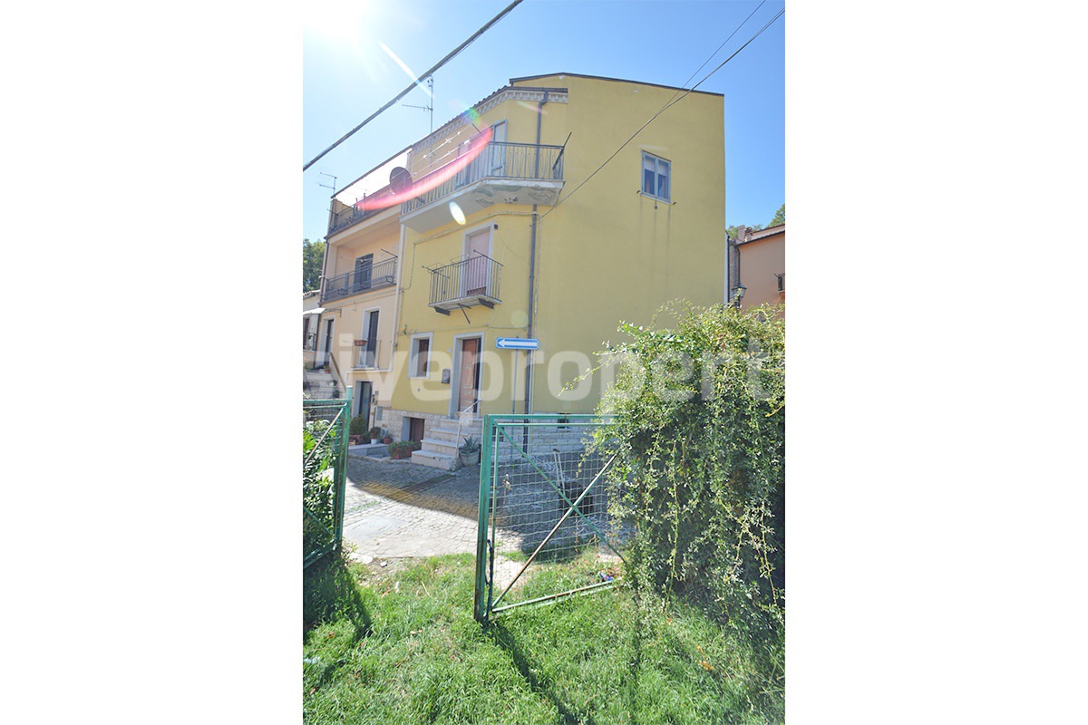 Cozy furnished town house with garden for sale in Castelmauro - Molise - ready to move in