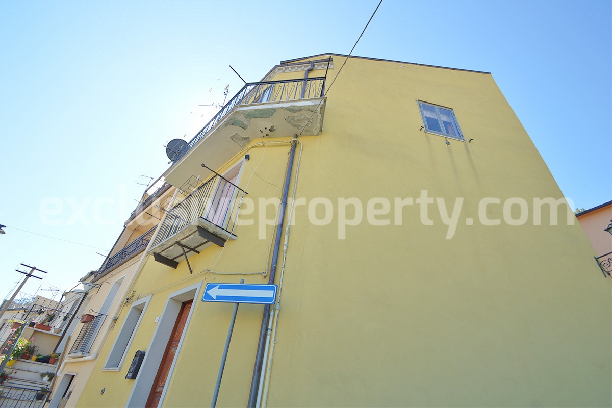 Cozy furnished town house with garden for sale in Castelmauro - Molise - ready to move in