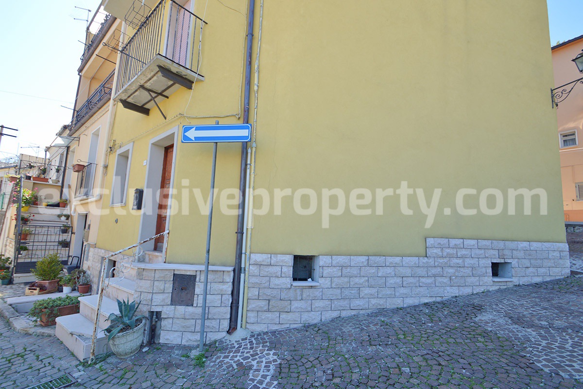 Cozy furnished town house with garden for sale in Castelmauro - Molise - ready to move in