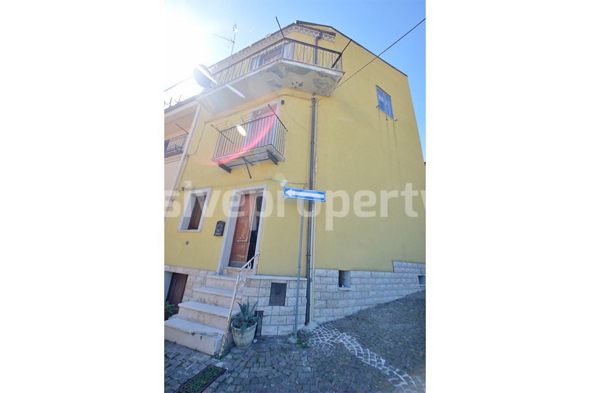 Cozy furnished town house with garden for sale in Castelmauro - Molise - ready to move in