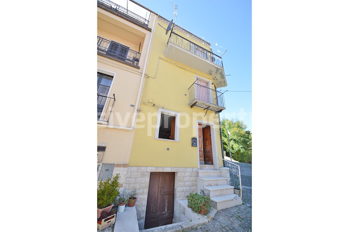 Cozy furnished town house with garden for sale in Castelmauro - Molise - ready to move in