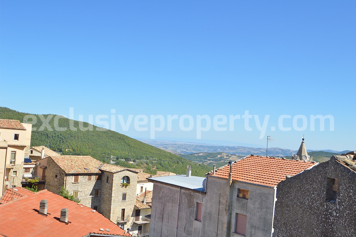 Cozy furnished town house with garden for sale in Castelmauro - Molise - ready to move in