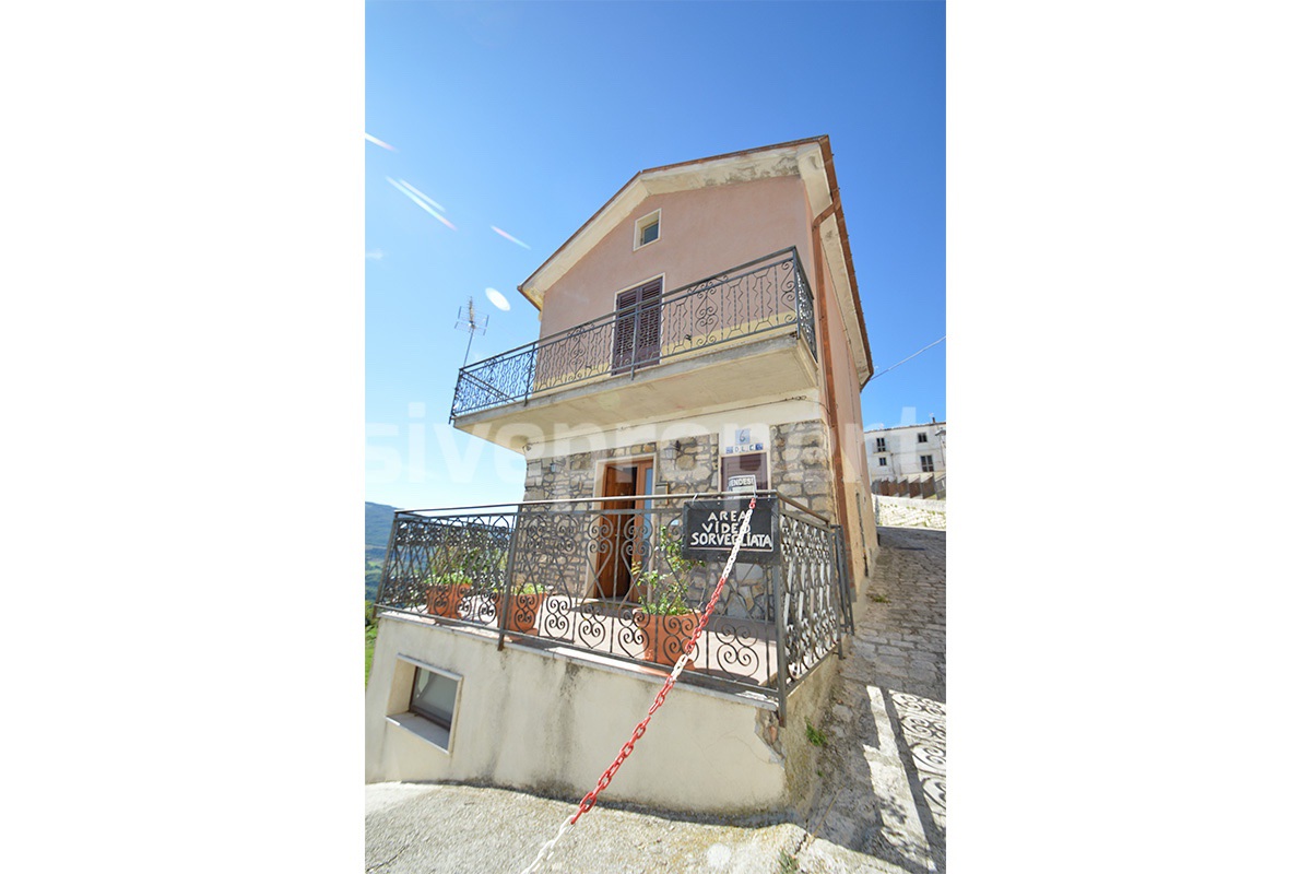 Move-in Ready Town House with Terrace and Hillside Views in Duronia - Molise