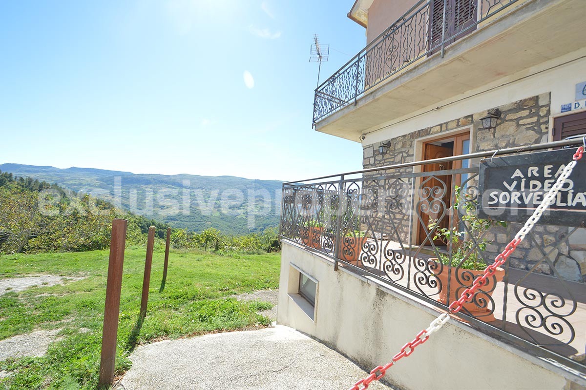 Move-in Ready Town House with Terrace and Hillside Views in Duronia - Molise